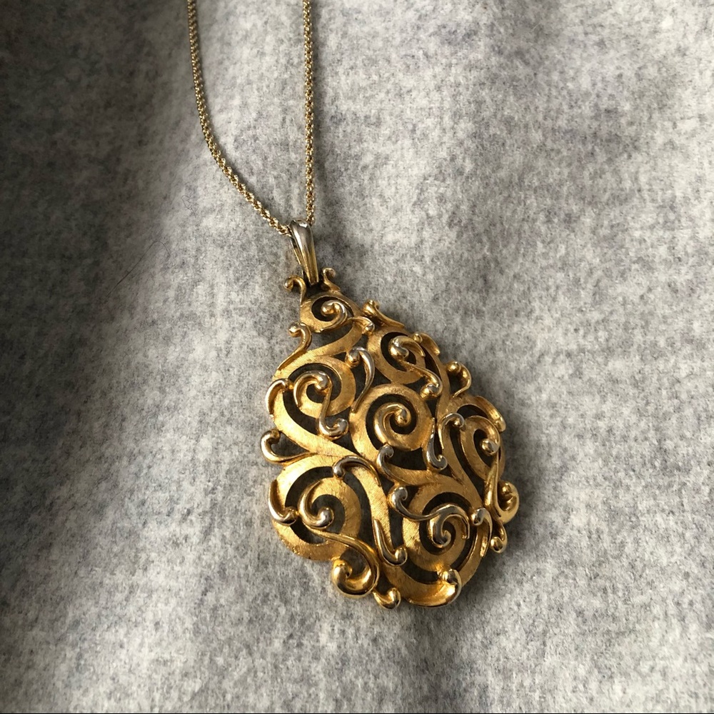 Vintage Trifari Gold Filigree Pendant Necklace